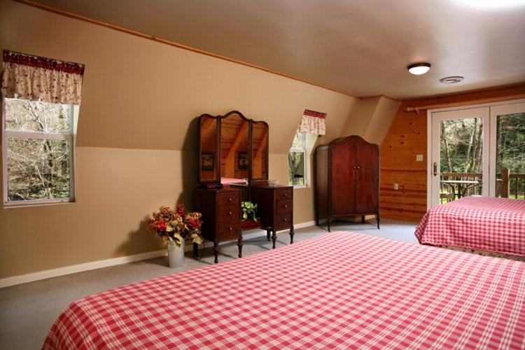 Brook Trout Chalet, 2 Bedrooms, Sleeps 9, On The Water Sevierville Exterior photo