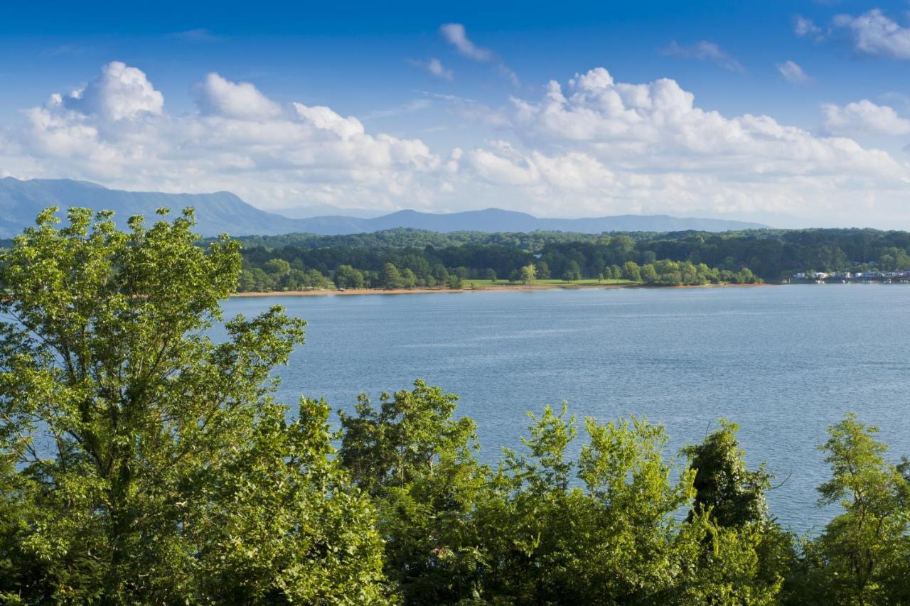 Brook Trout Chalet, 2 Bedrooms, Sleeps 9, On The Water Sevierville Exterior photo