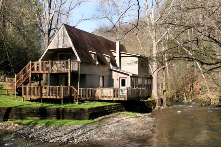 Brook Trout Chalet, 2 Bedrooms, Sleeps 9, On The Water Sevierville Exterior photo
